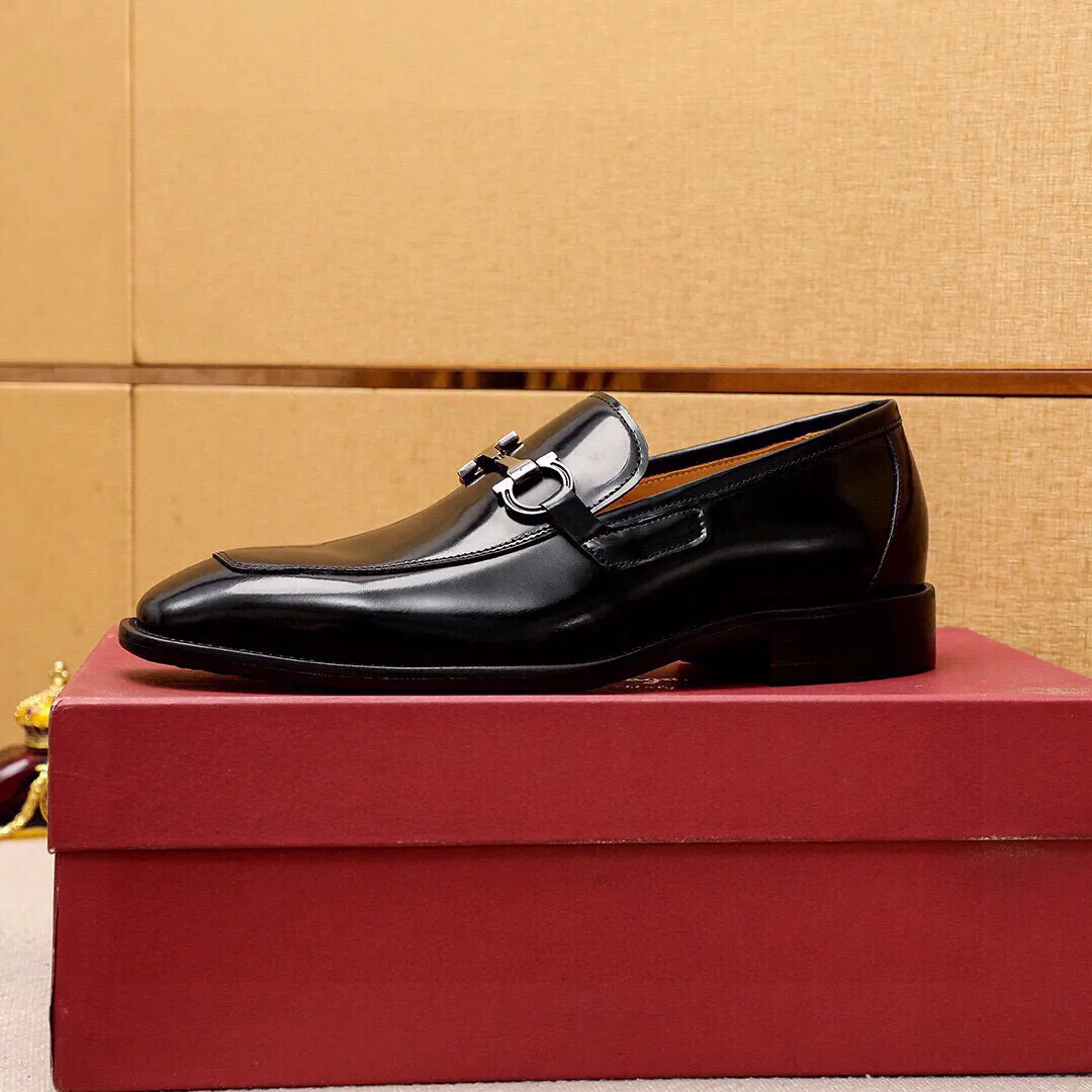 Men's shoes 💰460 💐 Product trademark: Ferragamo "Ferragamo" casual leather shoes Regular size: 38-44 (45🉑️customized) Product materials: Selected imported first-layer open-edge beaded cowhide upper + luxury hardware buckle, imported water-dyed cowhide leather lining. Strong three-dimensional visual effect, original outsole color: 2 colors available